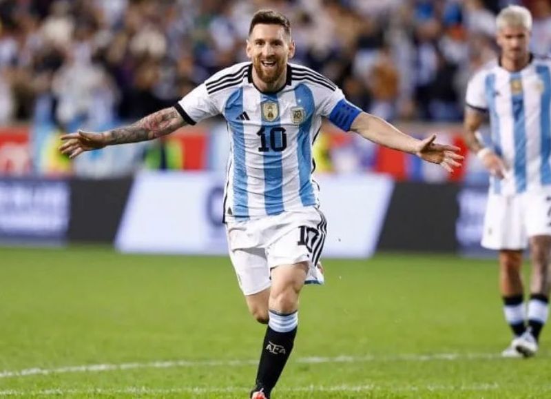 El conjunto de Lionel Scaloni superó por 3-0 a los centroamericanos y cerró la última fecha FIFA, previo al inicio del Mundial de Qatar 2022. El astro entró en el segundo tiempo y anotó dos.