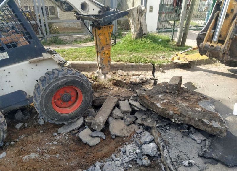 La Municipalidad de José C. Paz continúa con los "trabajos del bacheo de Hormigón que realizamos en la calle Pueyrredón".