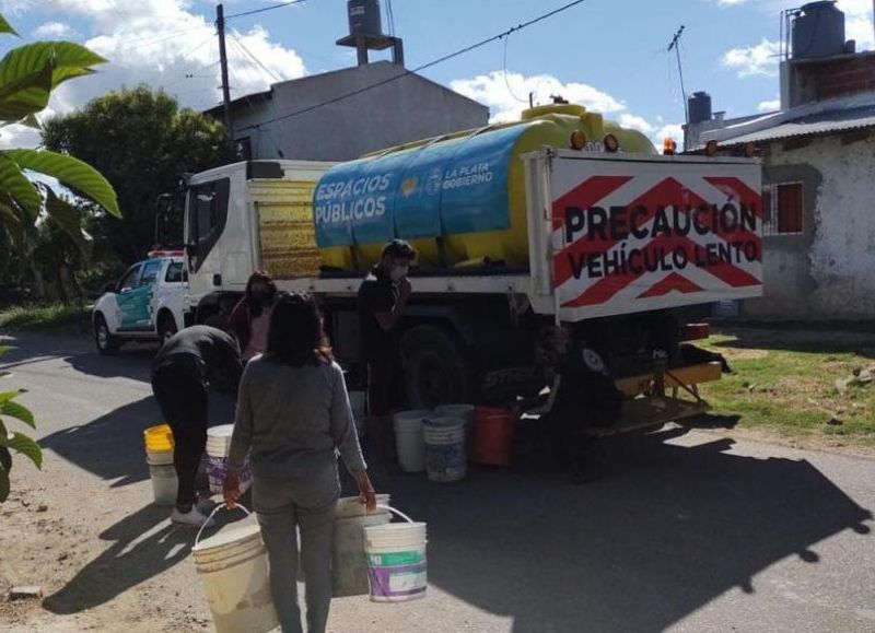 Las altas temperaturas y la emergencia sanitaria por el coronavirus hacen imprescindible el acceso al agua potable.