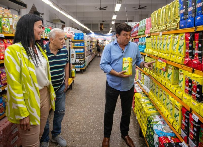 Espinoza visitó el supermercado Vanoli, ubicado en la localidad de Villa Luzuriaga, un tradicional comercio familiar que tiene 62 años de historia en La Matanza.