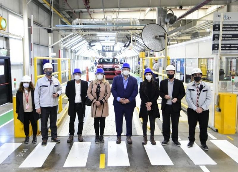 El ministro de Transporte de la Provincia de Buenos Aires, Jorge D’Onofrio, recorrió la planta de Toyota ubicada en Zárate.