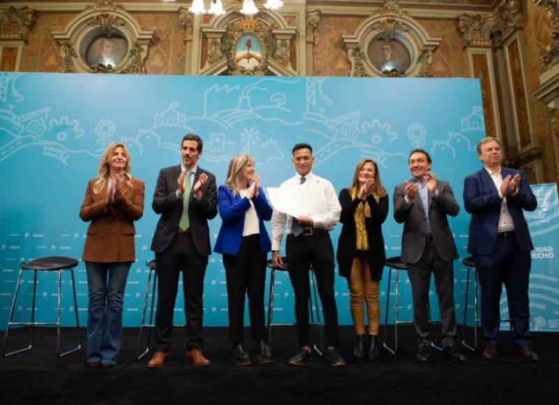 Este lunes, en el Salón Dorado de la Gobernación de la provincia de Buenos Aires, los municipios de Cañuelas y Florencio Varela adhirieron al programa “Mi Identidad Mi Derecho”.