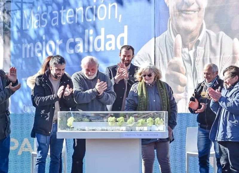 Selci con Martín Rodríguez y jubilados de Hurlingham, enseñando una maqueta del hospital que solo fue una promesa de campaña.