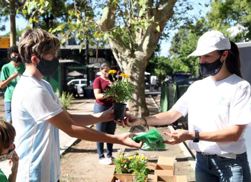 Los vecinos interesados podrán acercarse al “Punto Verde” de 24 y 39 a entregar latas, vidrios, cartón, plástico, aceite usado, pilas, baterías y aparatos electrónicos o informáticos en desuso que luego serán reciclados y reutilizados.