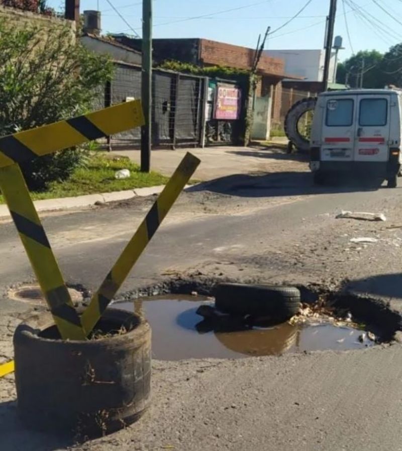 Calles del distrito con pozos y abandono que complican la vida diaria de los vecinos.