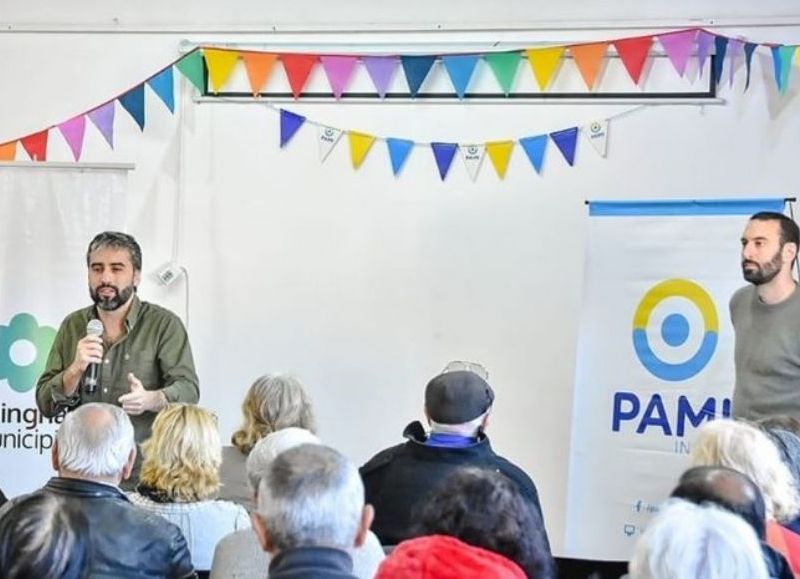 Damián Selci y Martín Rodríguez, figuras clave en el escándalo, durante una reunión del PAMI con jubilados de Hurlingham.