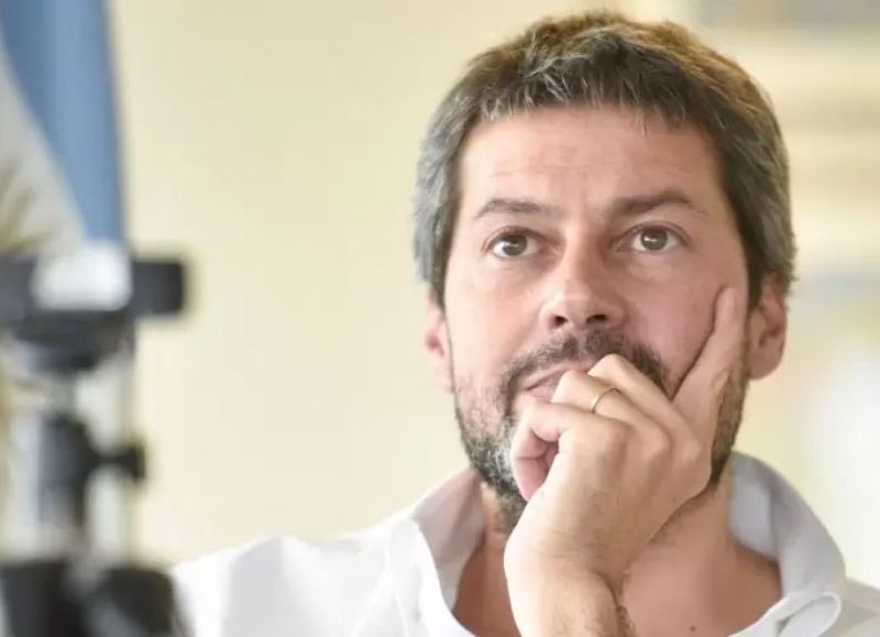 El titular en la cartera de Deportes y Turismo cuenta con muchas denuncias en su contra, lo cual indican que "es un quemo" estar a su costado, desde fuentes provenientes del oficialismo.