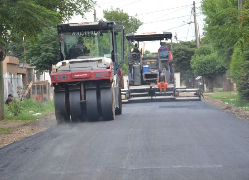 La Municipalidad de José C. Paz avanza con el trabajo de asfalto en la calle Centenario.