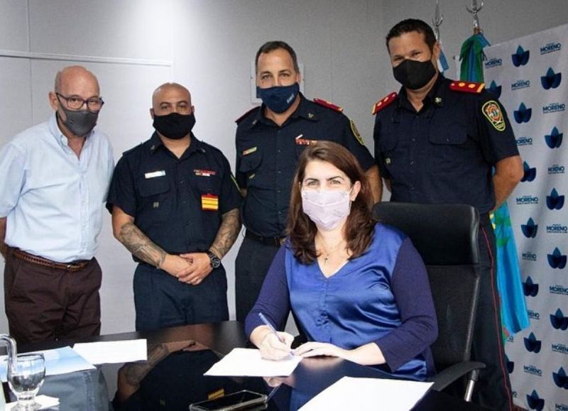 Mariel Fernández junto a los bomberos voluntarios.