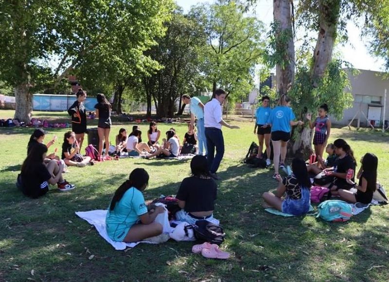 El intendente Jaime Méndez visitó a los más de 400 chicos que asisten a la sede del polideportivo “El Colibrí”, una de las 6 sedes donde se realizan las colonias de verano, que comenzaron este lunes.