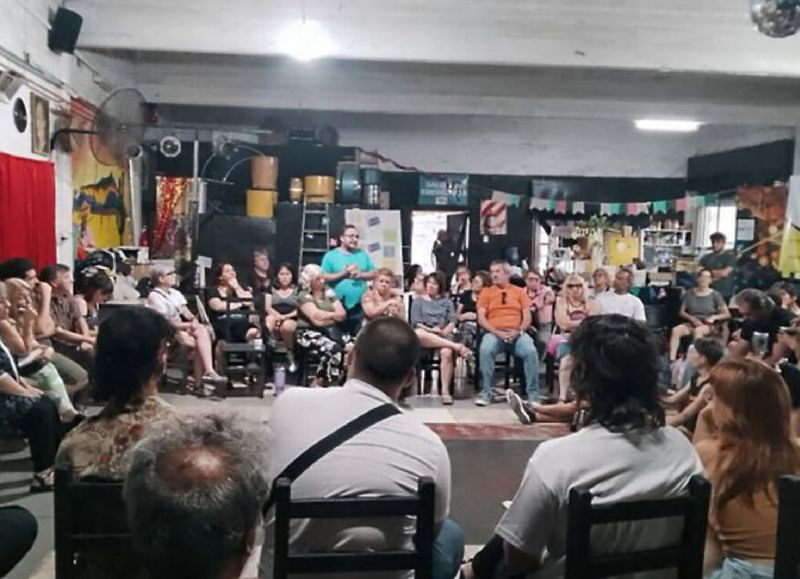 Asamblea en el Tinku Teatro de San Fernando.