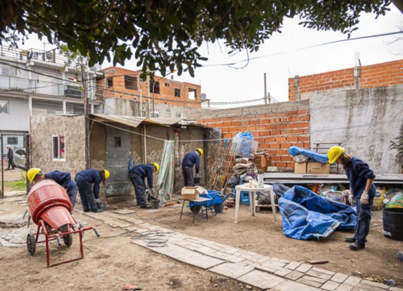 Trabajadores comenzaron con tareas de revoque interior y exterior y se prevé en los próximos días la realización de conexiones de luz y agua en las viviendas.