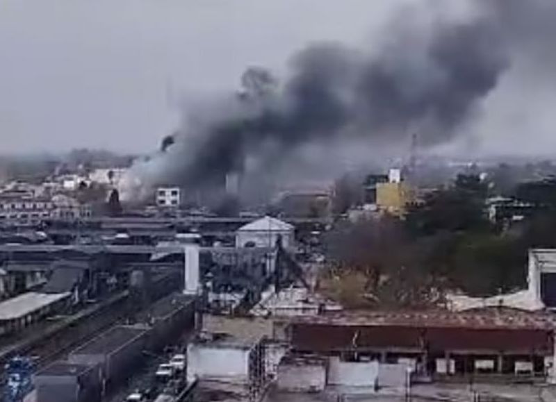 Cuatro personas debieron ser retiradas del edificio y puestas a resguardo, con ayudar de un grupo de jóvenes que se encontraban en la zona.