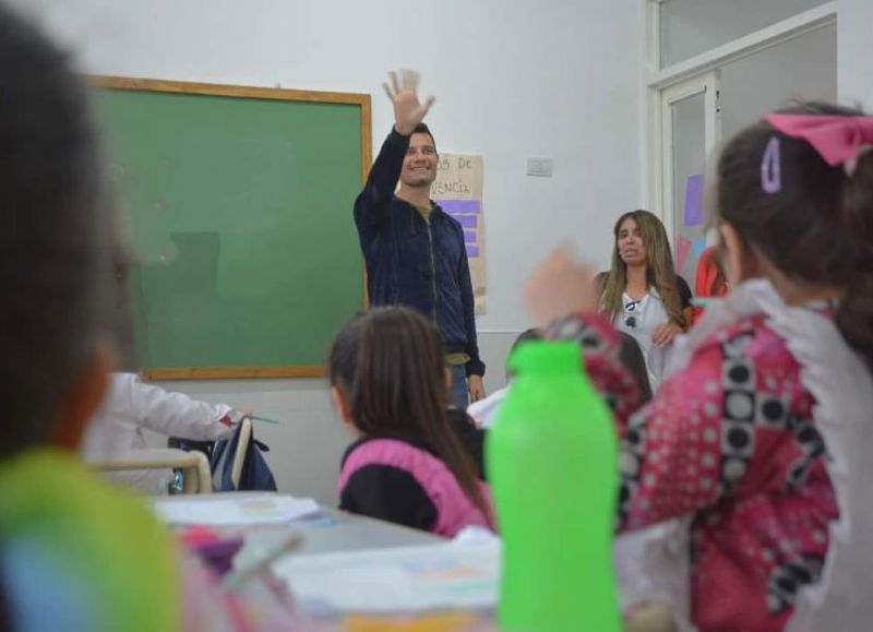 El intendente Municipal, Mauro García, estuvo presente en el inicio de clases de la nueva Escuela Primaria de barrio Marabó.