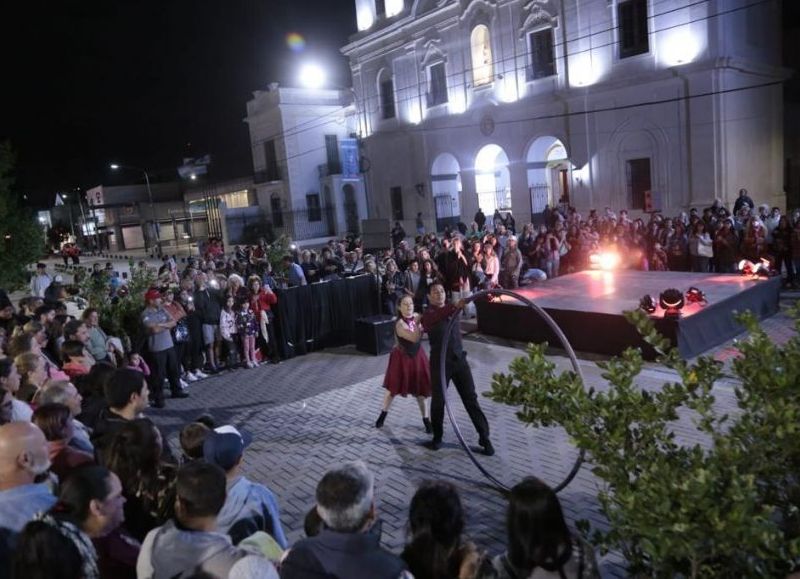 El Municipio realizó una nueva edición de Noches de Pilar en el renovado Paseo del Centro, una iniciativa para que la comunidad se encuentre y comparta en el espacio público.