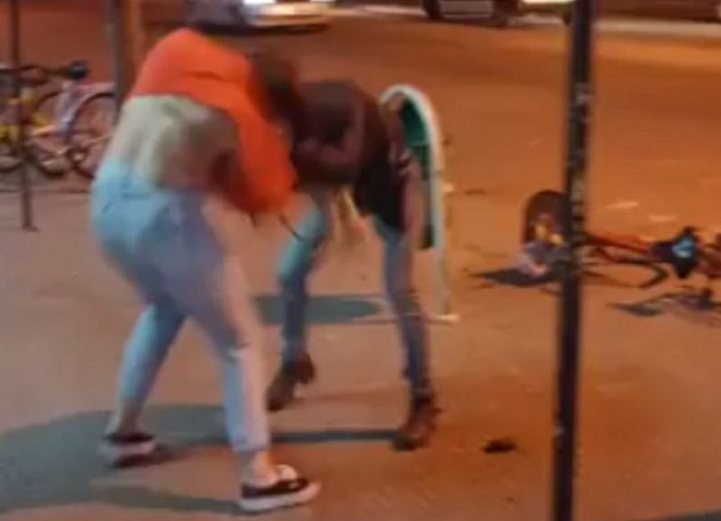 Dos mujeres protagonizaron una pelea a las trompadas en Merlo. Un testigo grabó todo con el celular en lugar de separarlas.