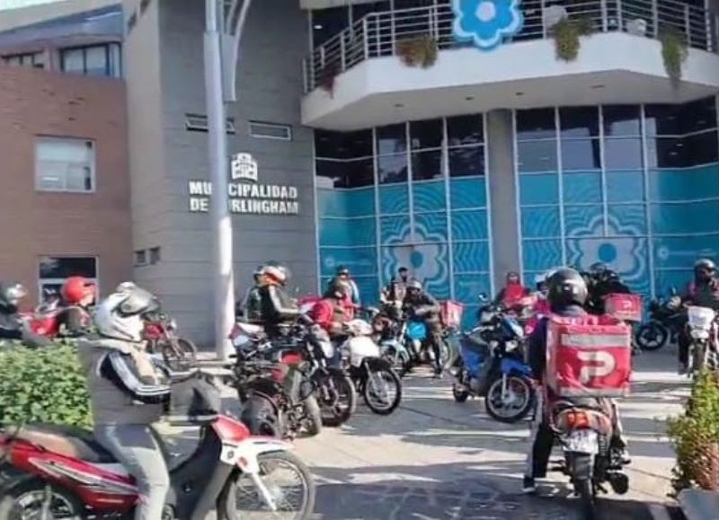 Frente a la municipalidad, una protesta de repartidores bloqueó el acceso con motos y reclamos contra Kicillof, en una movida de La Cámpora en su contra.