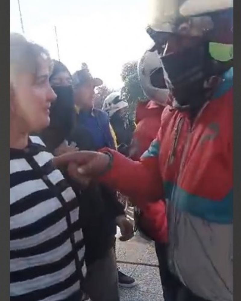 Tras empañar la foto inicial, la secretaria de Desarrollo Social de Selci, Valeria Salazar, también exjefa del PAMI en Morón, apareció para mediar los reclamos.