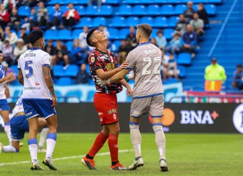 Con un expulsado por equipo, los dirigidos por Ricardo Gareca igualó 0 a 0 ante el Guapo por la fecha 12 del torneo local.