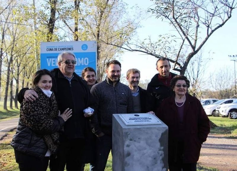 En el Palacio Municipal, junto a su familia, el intendente Jaime Méndez recordó y homenajeó a Roberto Contini, un vecino destacado en ciclismo y valorado por su vocación de servicio.