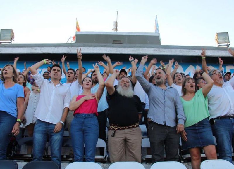 Mariel Fernández junto a los referentes del Movimiento Evita.