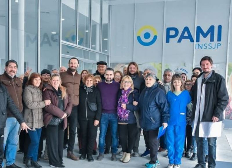 Damián Selci junto a Martín Rodríguez en la "inauguración" del hospital PAMI en Hurlingham que usó para la foto, nunca lo terminó y hoy está abandonado.