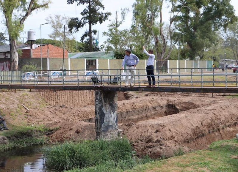 Comenzó la obra del nuevo puente de la calle Tucumán sobre el arroyo Los Berros, este miércoles el intendente Jaime Méndez supervisó los primeros trabajos.