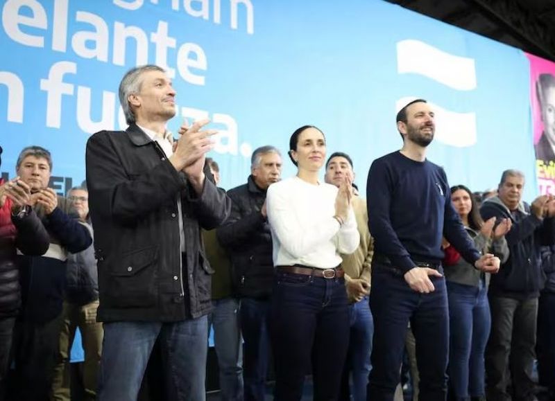 El intendente Damián Selci y su jefa de Gabinete Florencia Lampreabe, en un acto de campaña junto a Máximo Kirchner, mientras en Hurlingham los estudiantes regresan a aulas congeladas.