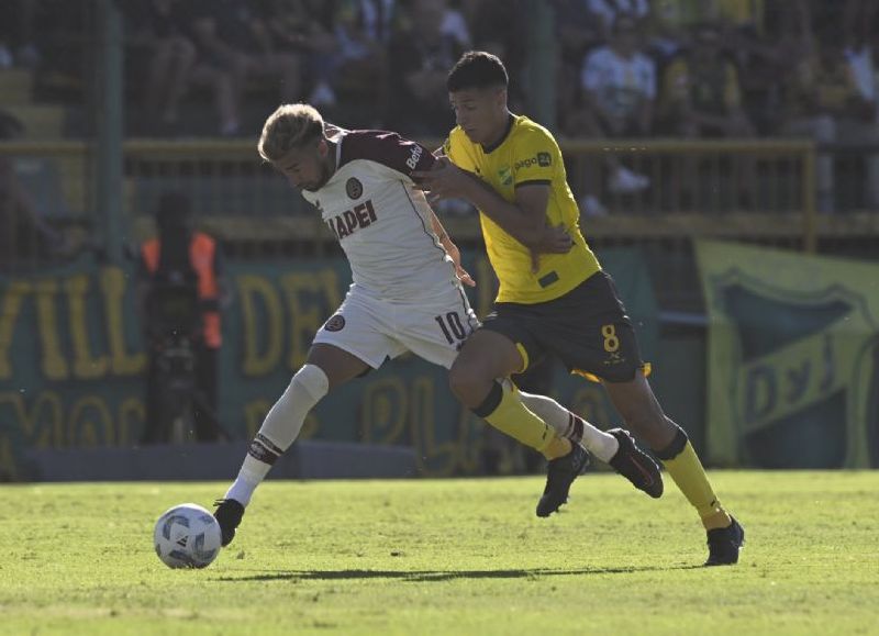 Con un triplete de Marcelino Moreno y otro de Bou, el Halcón se impuso por 4-0 al Halcón y se metió entre los cuatro mejores de la zona B.