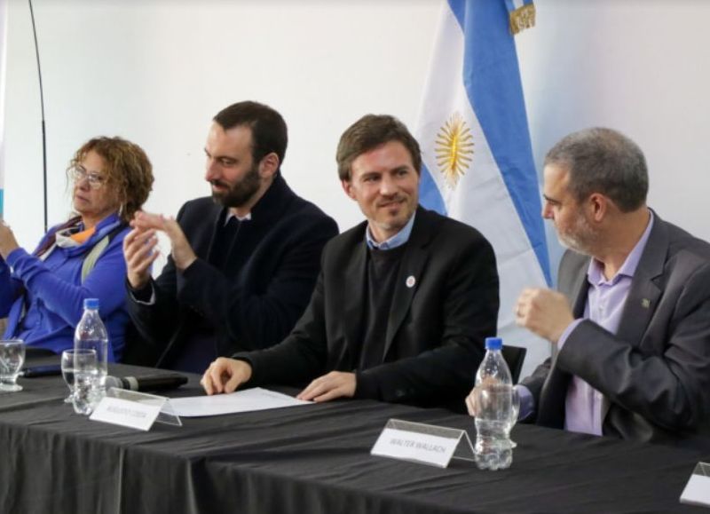 El ministro de Producción, Ciencia e Innovación Tecnológica bonaerense, Augusto Costa y el presidente de la Comisión de Investigaciones Científicas de la Provincia, Alejandro Villar.