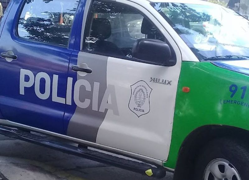 Se produjo un tiroteo en el cual el policía resultó herido en un pie luego de abatir a uno de los asaltantes.