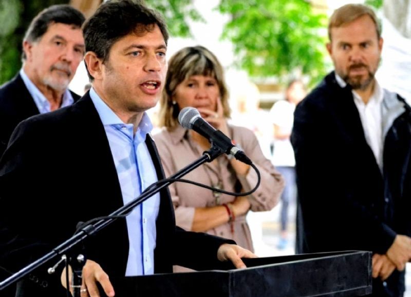 El gobernador bonaerense, Axel Kicillof criticó al presidente Javier Milei y afirmó: “Tenemos un Gobierno nacional que paralizó las obras y no cree en la educación pública”.
