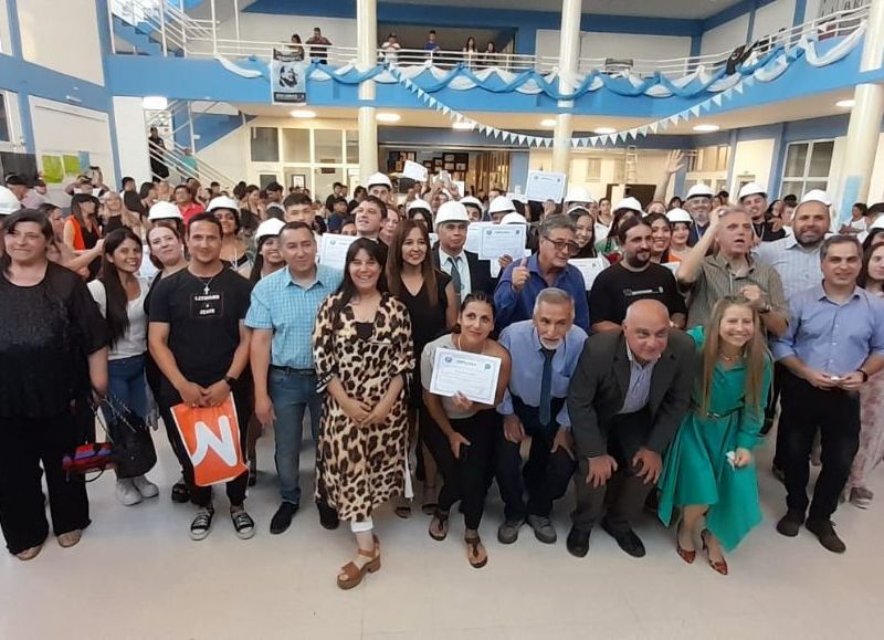 El acto de colación se desarrolló en las instalaciones de la Escuela Municipal. Contó con la presencia del intendente.