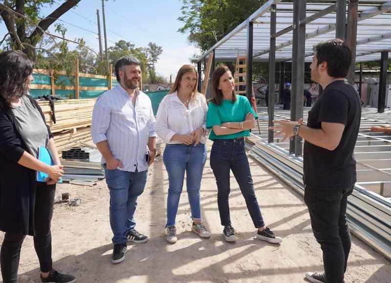 La Intendenta de Merlo, Karina Menéndez, junto a la directora ejecutiva de ANSES, Fernanda Raverta, visitaron la sucursal local para condecorar y felicitar a aquellas personas que transitaron más de 20 años de su vida.