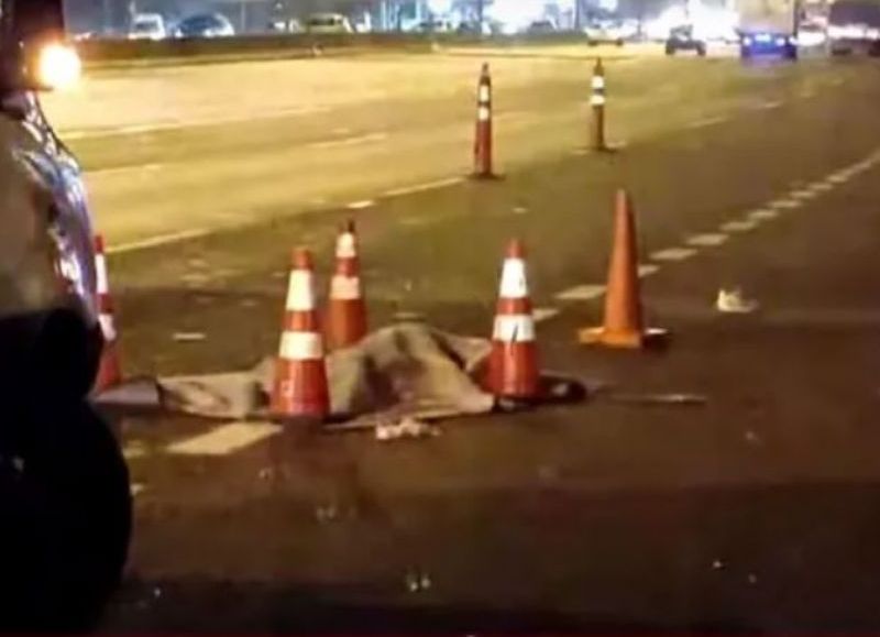 La mujer intentaba cruzar a pie la autopista Panamericana