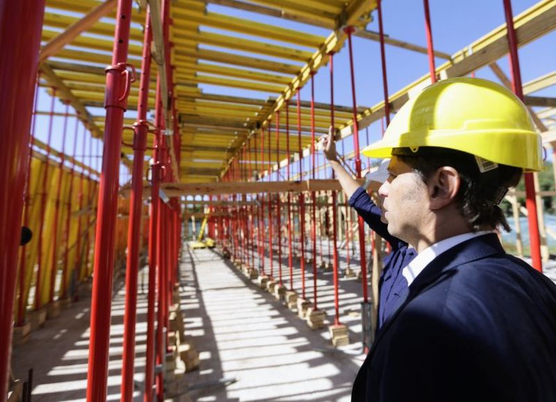 El gobernador Axel Kicillof recorrió las obras de construcción de la Casa de la Provincia en el municipio de General Madariaga.