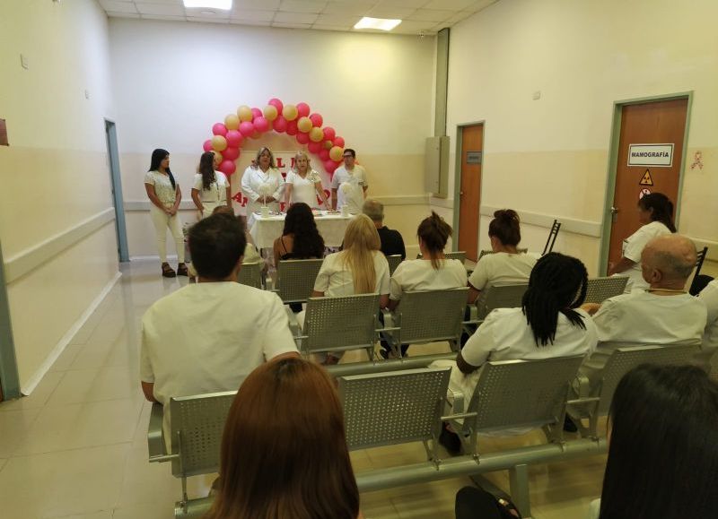 Hicieron entrega de diplomas de reconocimiento al personal que trabaja desde la apertura de dicho hospital.