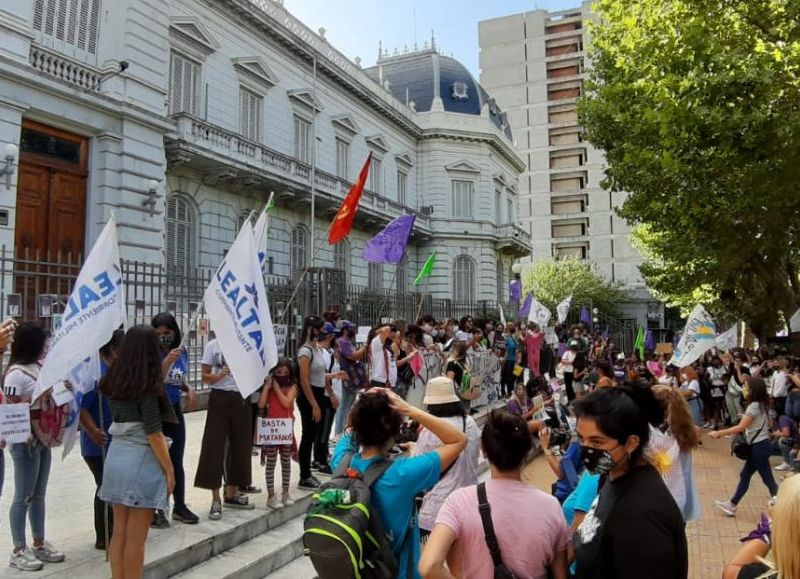 Los movimientos recorrieron el centro y se apostaron al grito de Justicia en los tribunales de calle 13 y 48.