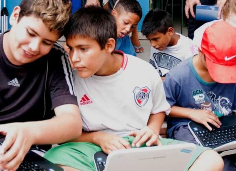 En 2022 hubo 16.864 escuelas sin conexión a internet en Argentina y el Estado nacional repartió 610 mil netbooks: apenas el 40,7 por ciento de las 1,5 millones prometidas para ese año.