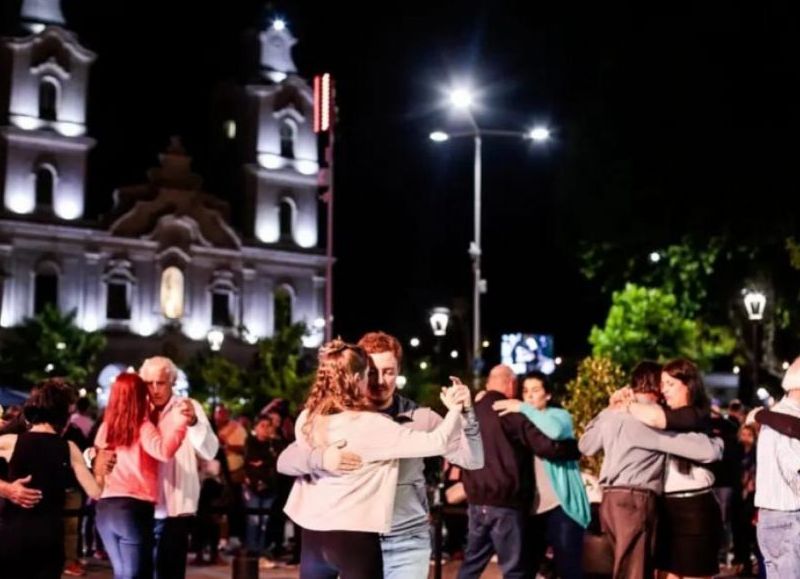 La cita es a partir de las 19 horas en la Plaza 12 de Octubre y esta vez, la temática de los shows estará relacionada con la música folklórica.