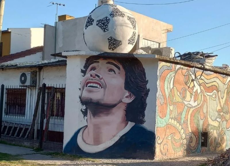 A principios del mes pasado, las redes sociales explotaron a lo largo de toda la República Argentina por un precioso mural de Diego Maradona que se ubicaba en el partido de Merlo.