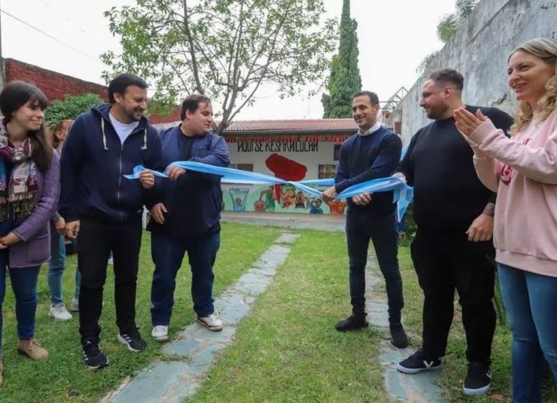 El lugar brinda asistencia integral, ofreciendo un espacio físico adecuado y fomentando el trabajo interdisciplinario.