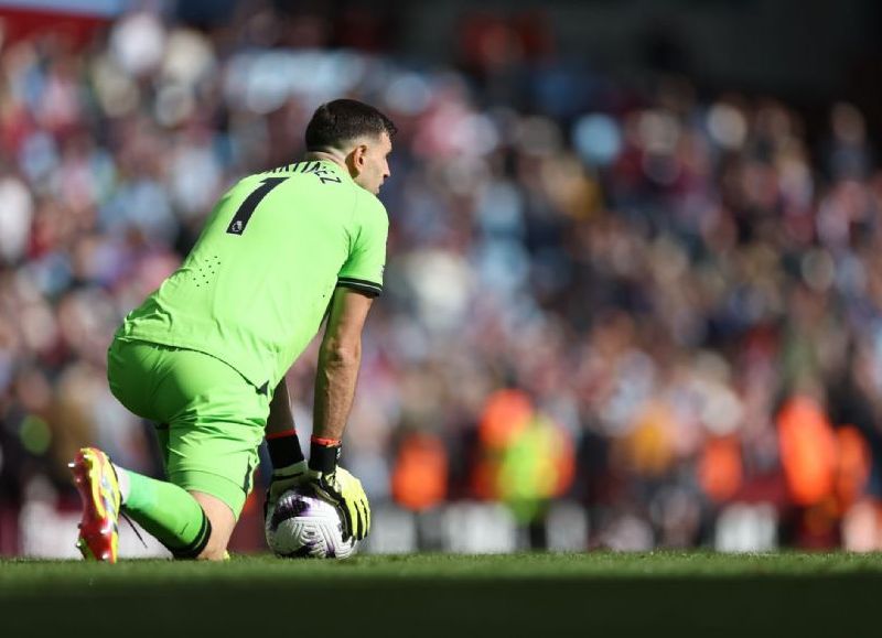 El arquero de la Selección Argentina acusó una molestia y fue reemplazado en el entretiempo, en el encuentro frente a los Blues, que finalizó en empate por 2-2 como local, por la Premier League.