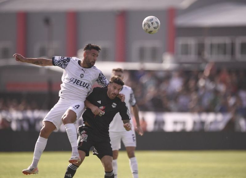 El equipo recién ascendido se impuso por 1-0 con un tanto de Pedro Ramírez y el Rojo dejó escapar una gran chance para consolidarse entre los cuatro de arriba de la Zona A. Tevez se fue sin dar declaraciones.