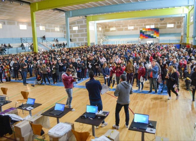 El intendente Mauro García participó de una nueva jornada de entrega de tablets.