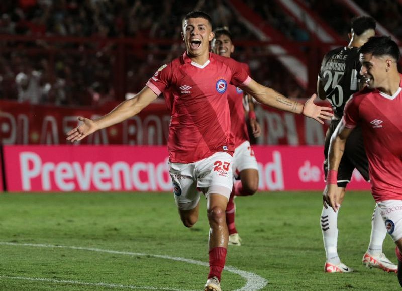 El Bicho le ganó por 3-1 al Calamar, por la fecha 7 de la Copa de la Liga. En un encuentro con todos golazos, el conjunto de La Paternal se subió a la punta de su zona.