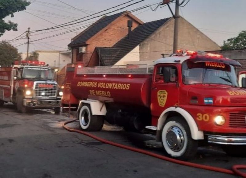 Entre 10 y 12 dotaciones de los Bomberos Voluntarios de Merlo tuvieron que acudir de emergencia a un taller de lavado de telas.