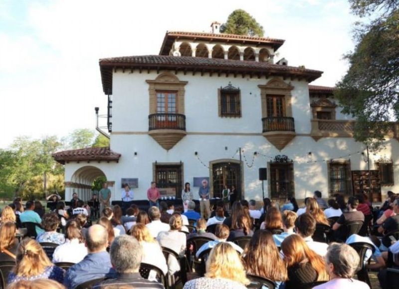 La Municipalidad de San Miguel realizó la Octava edición de las Olimpíadas Literarias, cuya entrega de medallas y premios se hizo en el Predio Indios y contó con la presencia del intendente Jaime Méndez.