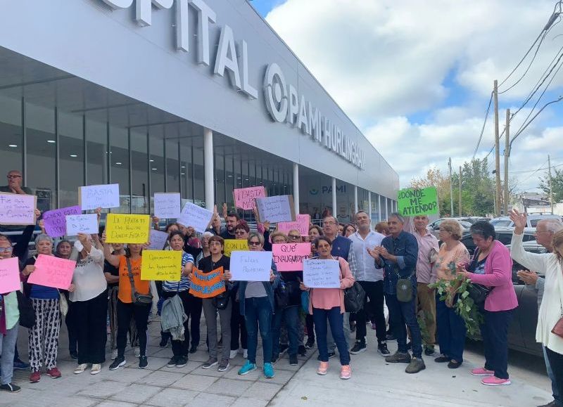 Con carteles, decenas de adultos mayores reclamaron ante las promesas incumplidas del intendente camporista Damián Selci