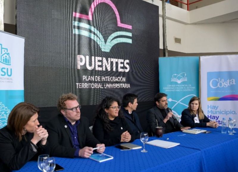 Carlos Bianco, jefe de Asesores del gobernador de la Provincia, visitó este viernes La Costa, donde firmó un convenio con el intendente Cristian Cardozo por el cual el municipio se suma al Programa Puentes.